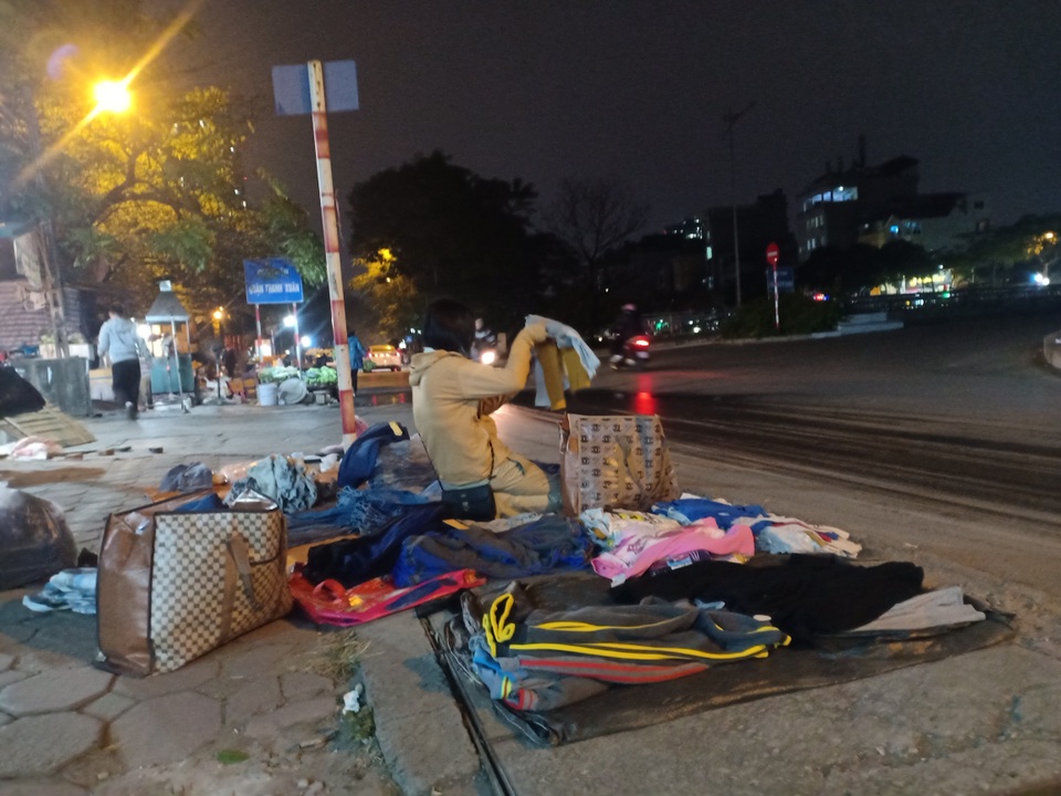 Những người bán quần áo dạo trong giá rét - 3 Những người bán quần áo dạo trong giá rét - 3