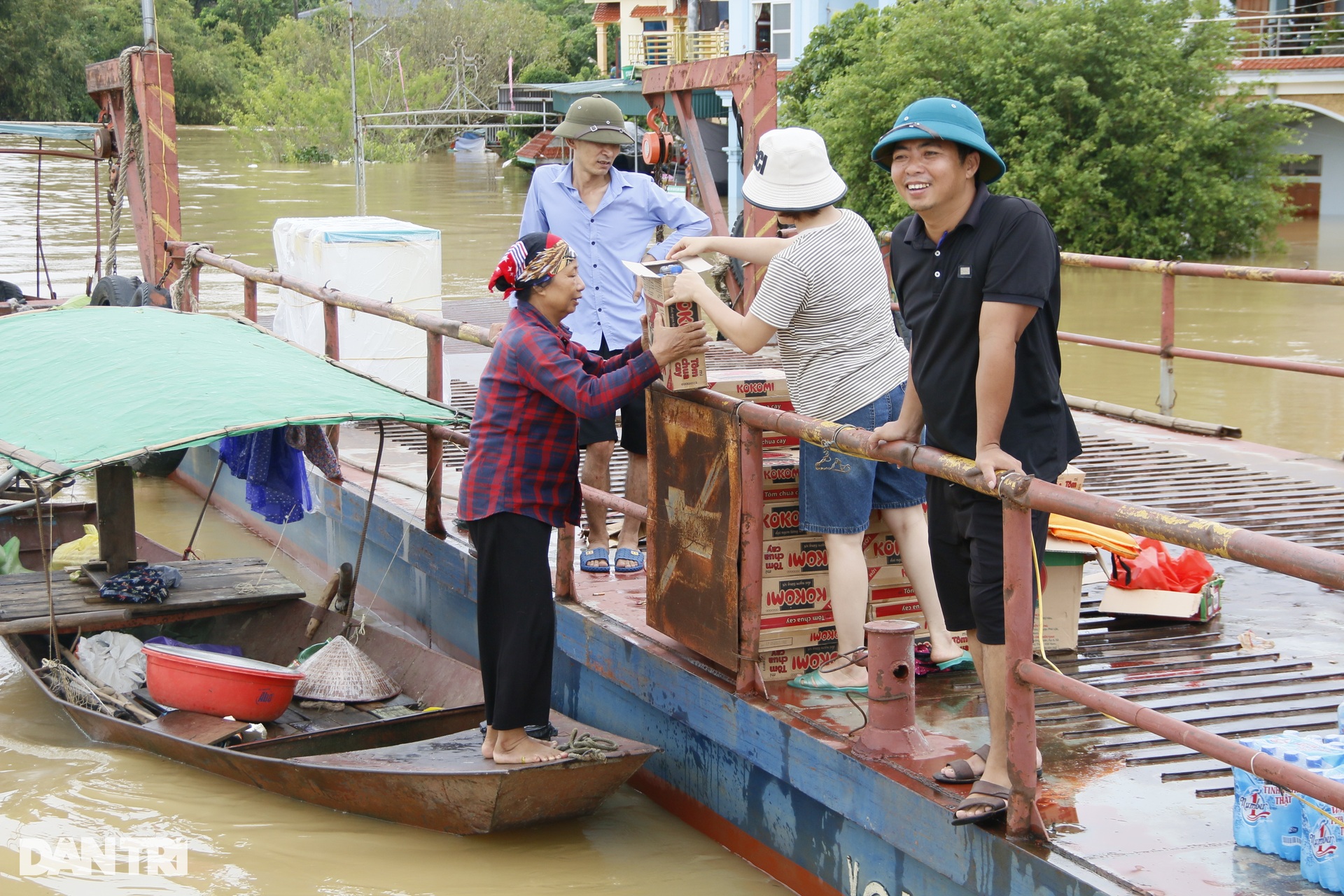 Nước dâng cao, người dân vùng rốn lũ ở Ninh Bình chuyển lên mái nhà - 11 Nước dâng cao, người dân vùng rốn lũ ở Ninh Bình chuyển lên mái nhà - 11