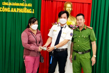 Nhân viên bảo vệ nhặt được 100 triệu đồng, tìm người trả lại