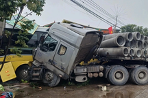 Xe khách đâm 4 nhà dân sau va chạm với xe đầu kéo