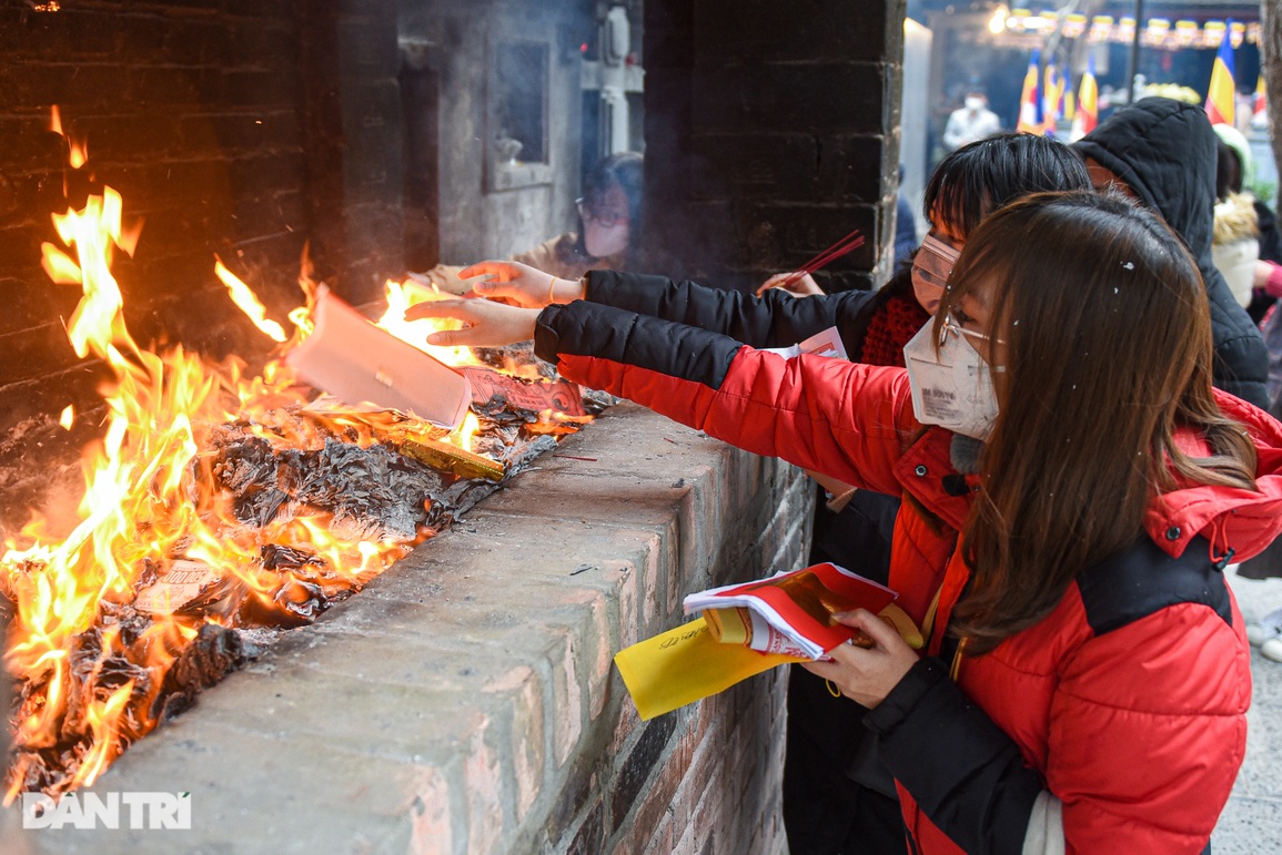 Giới trẻ Hà Thành đến chùa Hà cầu thoát ế trước ngày lễ tình yêu - 10 Giới trẻ Hà Thành đến chùa Hà cầu thoát ế trước ngày lễ tình yêu - 10