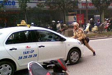 Tăng hình phạt lỗi lái xe không chấp hành tín hiệu giao thông