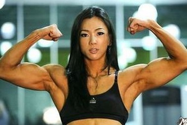 “Choáng” với thân hình cơ bắp của cô gái có gương mặt thanh tú