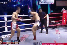 Đòn quét trụ của võ sĩ Trung Quốc khiến đối thủ ngã dập mặt xuống sàn đấu