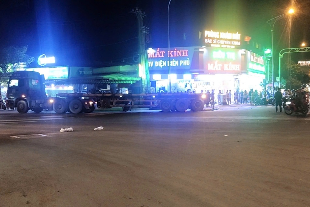 2 trẻ nhỏ tử vong trong vụ va chạm với xe đầu kéo ở TPHCM - 1 2 trẻ nhỏ tử vong trong vụ va chạm với xe đầu kéo ở TPHCM - 1