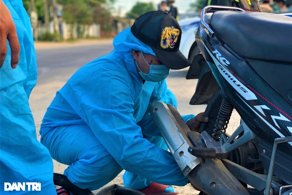 Biệt đội áo xanh cấp cứu xe máy giúp người dân đi từ TPHCM về quê - 4 Biệt đội áo xanh cấp cứu xe máy giúp người dân đi từ TPHCM về quê - 4