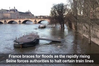 “Kinh đô ánh sáng” Paris ngập trong biển nước