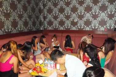 Đắng cay phận đời "tiếp viên"