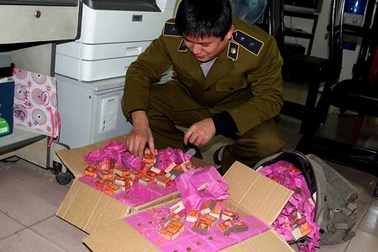 Hơn 10kg pháo “bỏ quên” trên xe khách