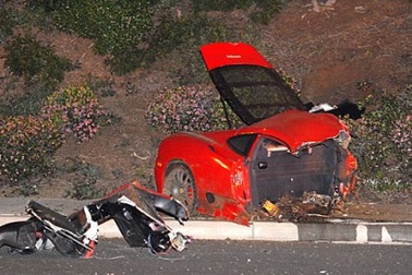 Ferrari gãy đôi, một người thiệt mạng