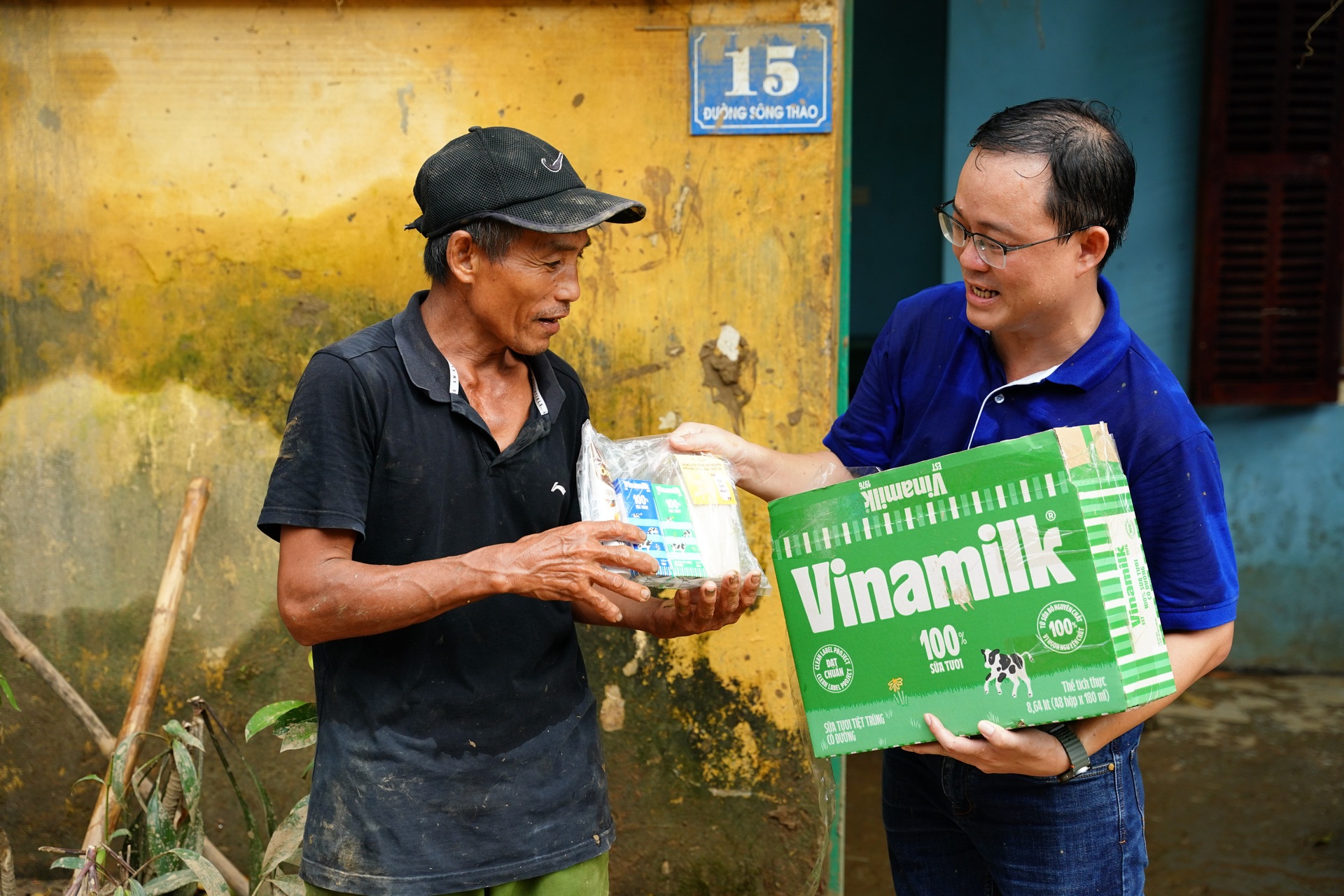 Nỗ lực khắc phục hậu quả, ổn định đời sống tại các vùng bão lũ - 11 Nỗ lực khắc phục hậu quả, ổn định đời sống tại các vùng bão lũ - 11