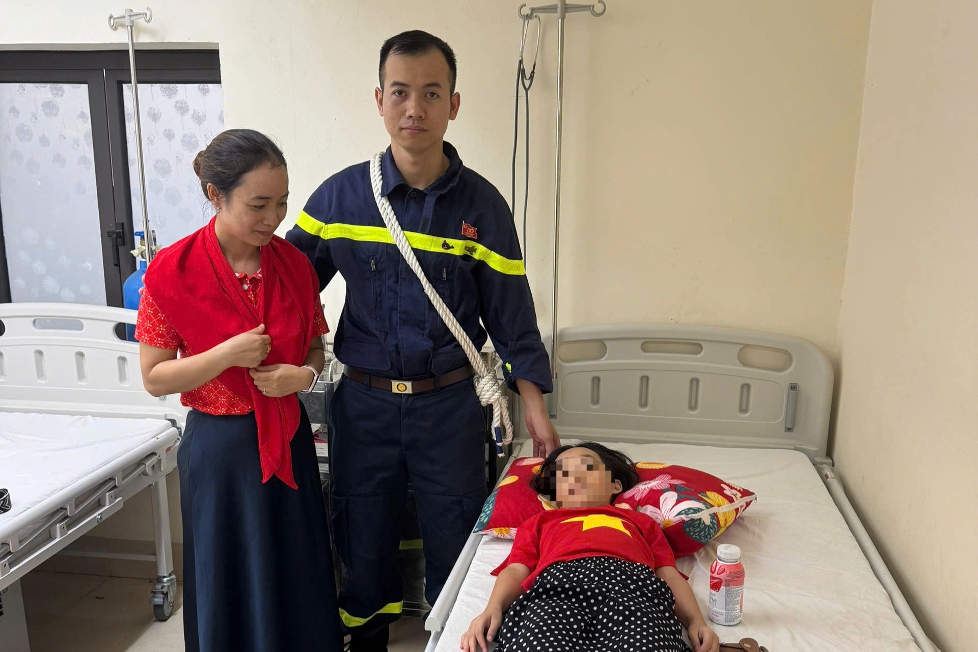 Cảnh sát PCCC kịp thời hỗ trợ bé gái bị co giật trên phố Kim Mã - 1