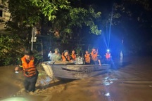 Người dân thành phố Yên Bái chạy lũ trong đêm