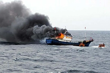 Tàu đánh cá bốc cháy, 10 thuyền viên nhảy xuống biển thoát thân