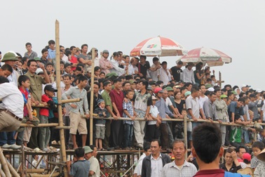 Dịch vụ thuê chỗ đứng “hốt bạc” tại lễ hội chọi trâu