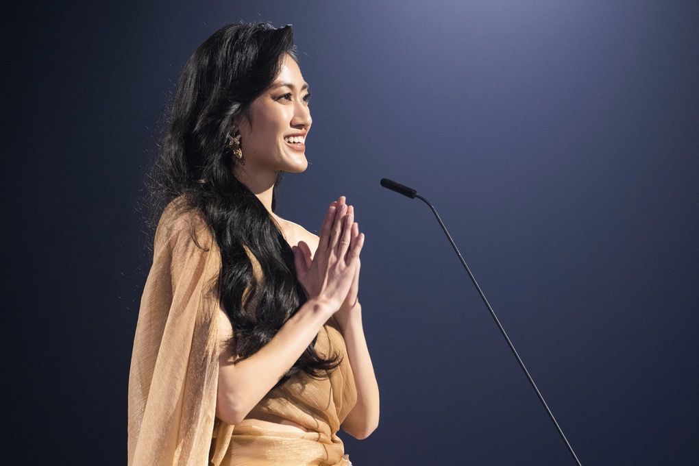 Cô gái thuyết trình về việc đọc sách gây ấn tượng tại Miss Universe Vietnam - 1 Cô gái thuyết trình về việc đọc sách gây ấn tượng tại Miss Universe Vietnam - 1