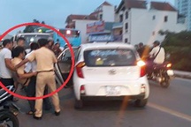 Nam thanh niên đâm gãy chân CSGT được bố đưa ra đầu thú