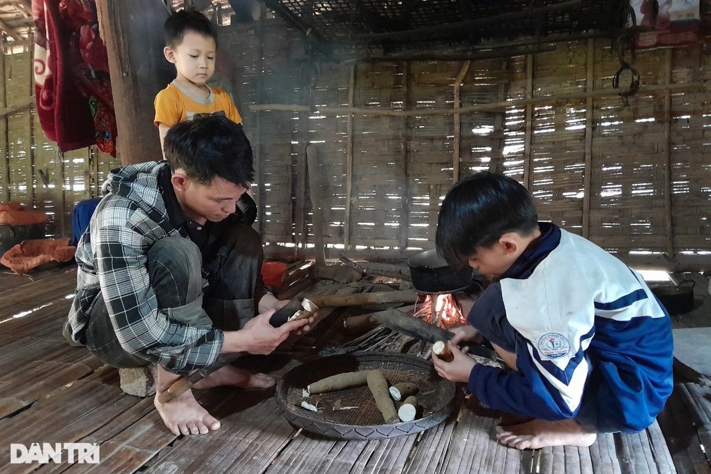 Thương cảnh nam sinh lớp 7 thay bố chăm mẹ liệt nửa người ở viện - 4 Thương cảnh nam sinh lớp 7 thay bố chăm mẹ liệt nửa người ở viện - 4
