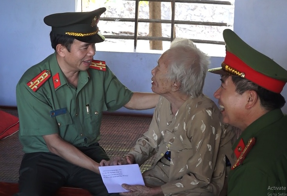 Thăm và tặng quà Bà mẹ Việt Nam anh hùng, thương binh và thân nhân liệt sỹ - 1 Thăm và tặng quà Bà mẹ Việt Nam anh hùng, thương binh và thân nhân liệt sỹ - 1