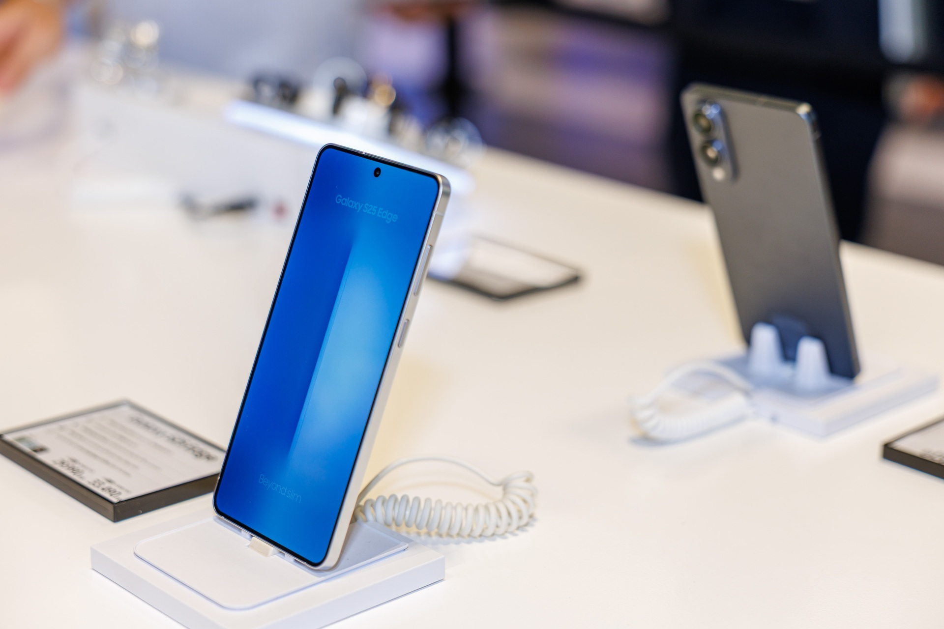 Cận cảnh chiếc Galaxy S mỏng nhất của Samsung - 7 Cận cảnh chiếc Galaxy S mỏng nhất của Samsung - 7