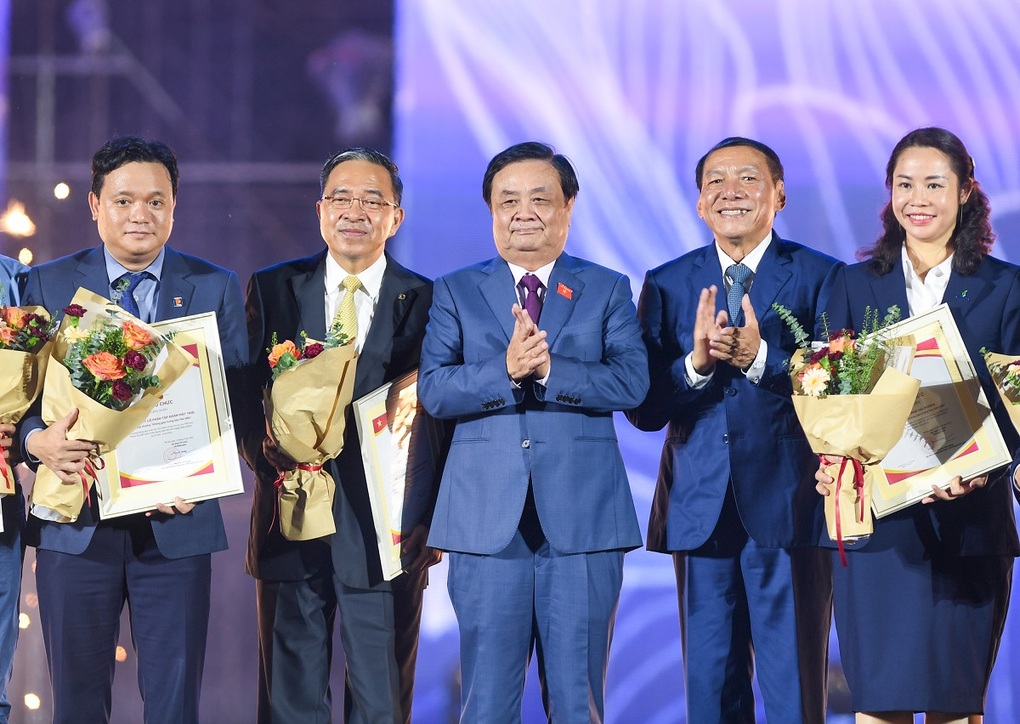 Vingroup ទទួលបានពានរង្វាន់សម្រាប់កន្លែងតាំងពិព័រណ៍ឆ្នើមនៅពិព័រណ៍សមិទ្ធិផលជាតិ - 1 Vingroup nhận giải Không gian trưng bày tiêu biểu tại Triển lãm Thành tựu đất nước - 1