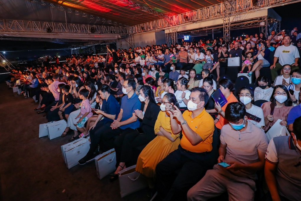 Người dân TPHCM hứng khởi trải nghiệm lễ hội nhạc nước quy mô lớn - 4 Người dân TPHCM hứng khởi trải nghiệm lễ hội nhạc nước quy mô lớn - 4