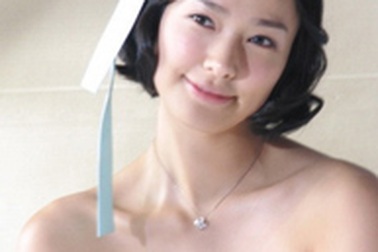 Son Tae Young bận rộn chọn váy cưới