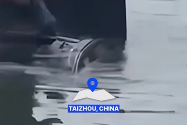 Lao xuống sông đập vỡ cửa sổ trời cứu tài xế bị mắc kẹt trong ô tô sắp chìm