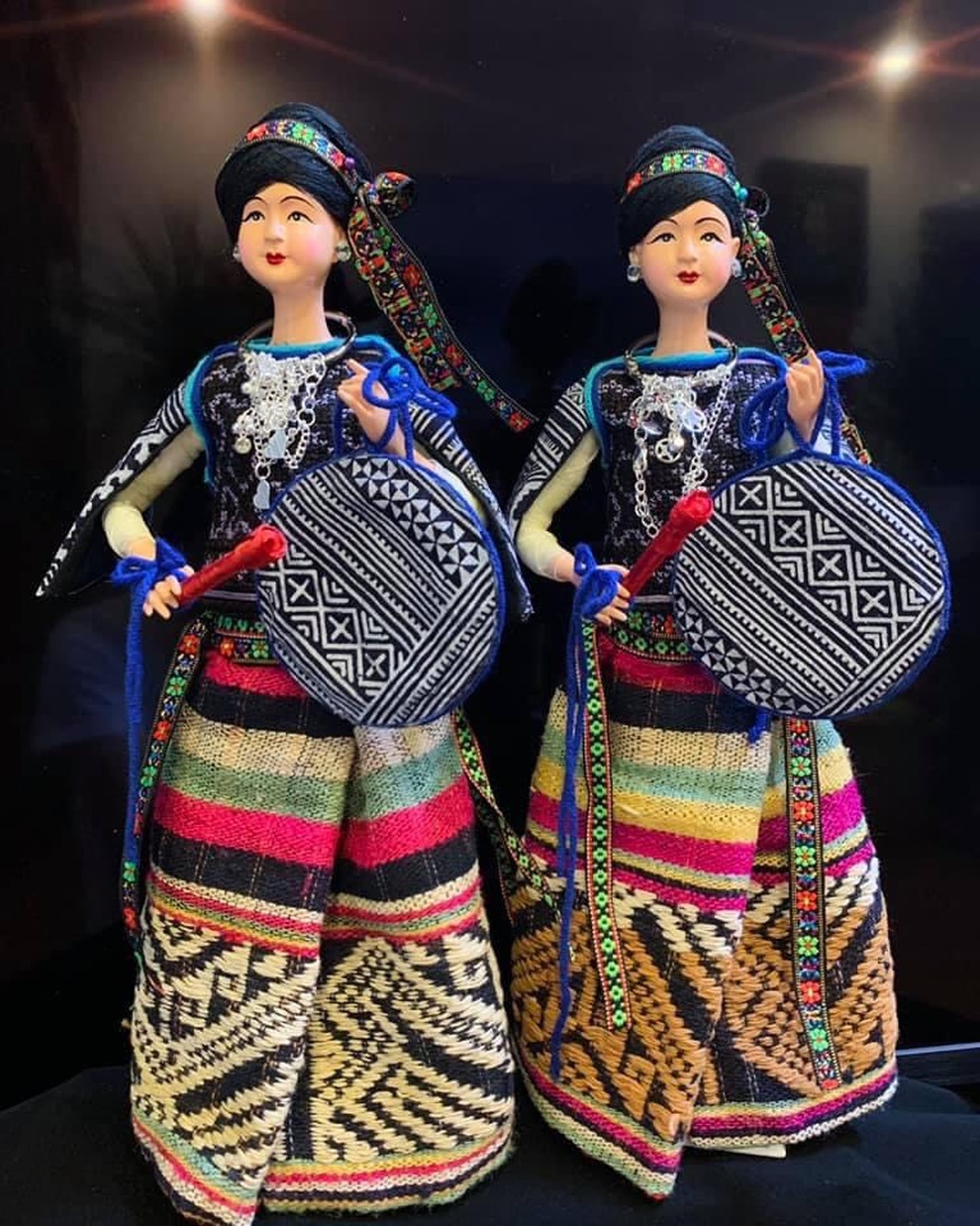 Họa sĩ 7x thu nhỏ hàng nghìn bộ trang phục dân tộc Việt Nam cho búp bê - 7 Họa sĩ 7x thu nhỏ hàng nghìn bộ trang phục dân tộc Việt Nam cho búp bê - 7