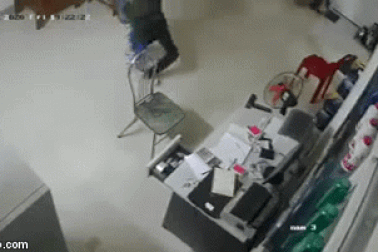 Cận cảnh nhân viên cây xăng quật ngã tên cướp có dao