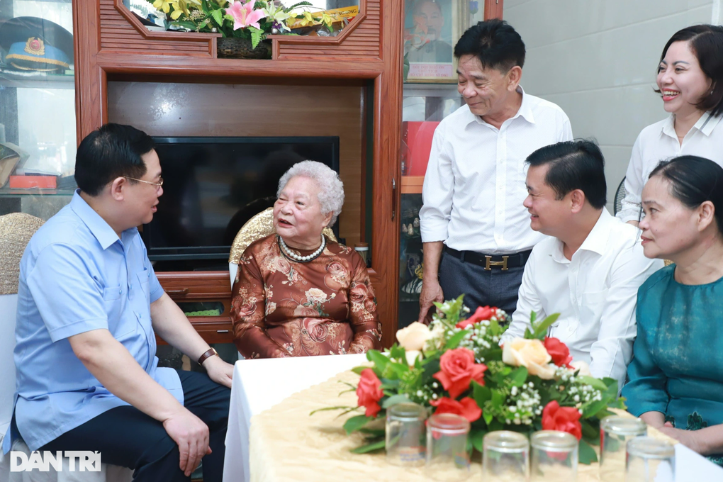 Chủ tịch Quốc hội thăm cựu chiến binh, mẹ Việt Nam anh hùng - 4 Chủ tịch Quốc hội thăm cựu chiến binh, mẹ Việt Nam anh hùng - 4