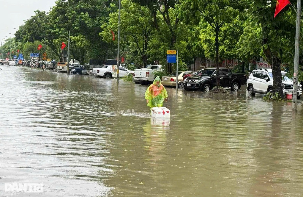 Sếp gọi báo nghỉ làm, nhân viên bật dậy, choáng vì quanh nhà là biển nước - 3
