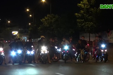 Cảnh sát diễn tập bắt quái xe phóng như bay trên đại lộ Phạm Văn Đồng