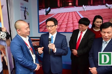 Phó Thủ tướng Vũ Đức Đam trải nghiệm gian hàng tại Hội chợ VITM