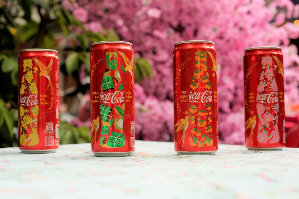 Coca-Cola khoác áo Tết: Hoa nở lộc đầy, bánh chưng tròn vẹn, kim quất sum vầy - 2 Coca-Cola khoác áo Tết: Hoa nở lộc đầy, bánh chưng tròn vẹn, kim quất sum vầy - 2