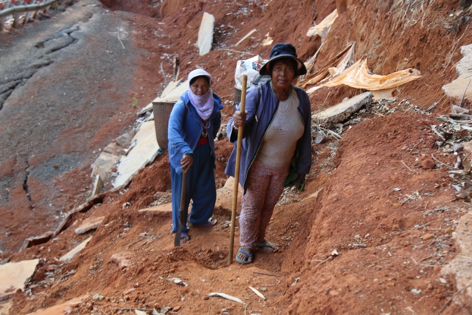 Thót tim cảnh người dân dìu nhau, dò lối đi trên con đường chục tỷ - 8