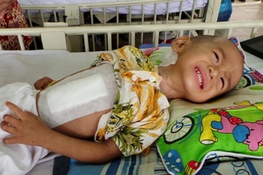 Thương bé 17 tháng tuổi chết mòn trên giường bệnh trong cảnh không cha, mẹ bị tâm thần