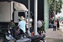 Lùi xe tải, tài xế va chạm với 2 xe máy làm 2 người chết ở TPHCM