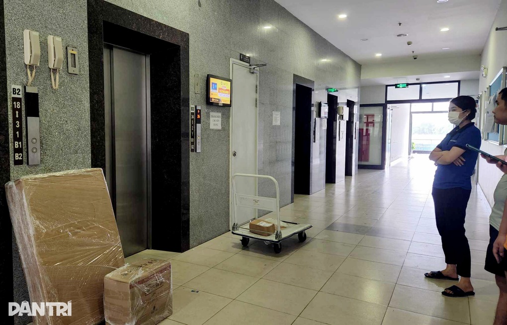 Cư dân kêu cứu, tố ban quản lý tòa nhà khóa thang máy, không xử lý rác thải - 1