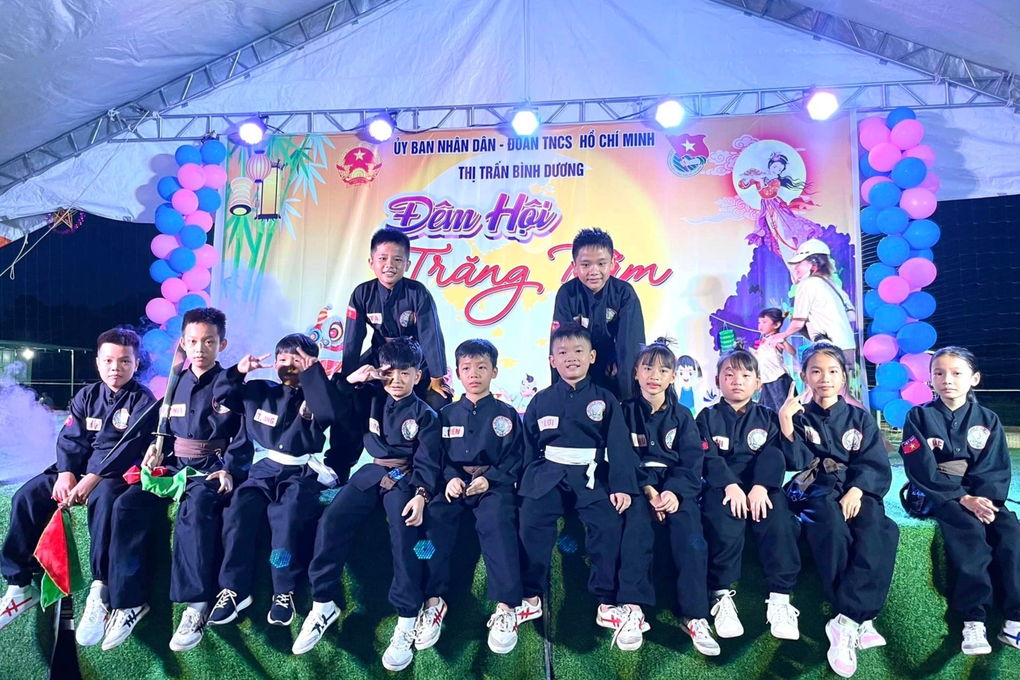 Chàng trai Bình Định mê chèo bả trạo, nhận đỡ đầu học sinh khó khăn - 4 Chàng trai Bình Định mê chèo bả trạo, nhận đỡ đầu học sinh khó khăn - 4