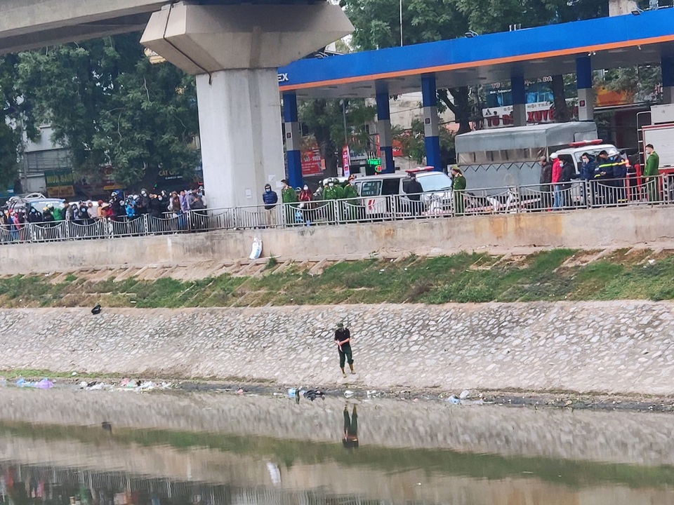 Phát hiện thi thể nam thanh niên nổi trên sông Tô Lịch - 2 Phát hiện thi thể nam thanh niên nổi trên sông Tô Lịch - 2