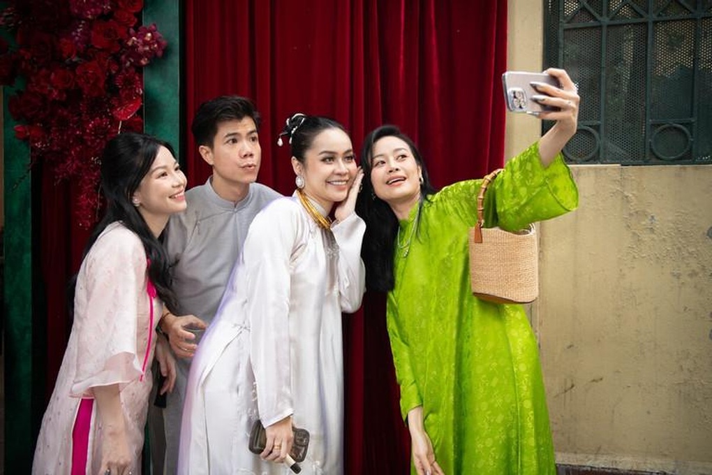 Vũ Hạnh Nguyên mặc đồ thể thao, lái mui trần ở lễ ăn hỏi Nguyễn Đức Cường - 3 Vũ Hạnh Nguyên mặc đồ thể thao, lái mui trần ở lễ ăn hỏi Nguyễn Đức Cường - 3