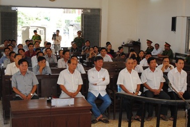 Xét xử "quan huyện" bảo kê cho "cát tặc"