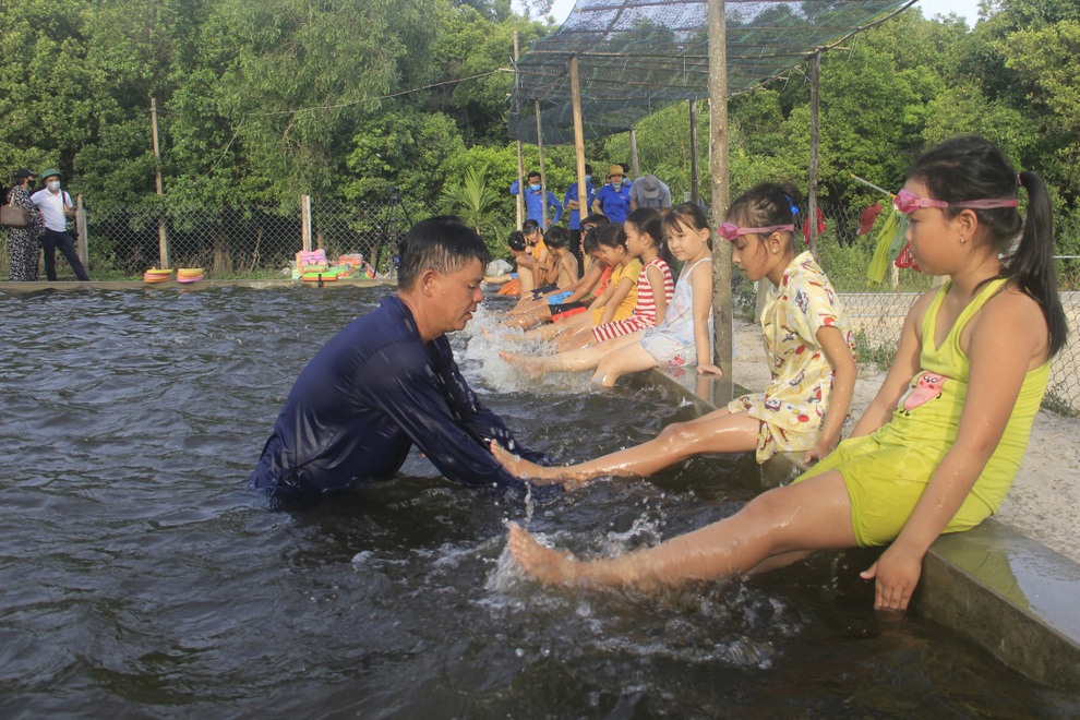 Quảng Trị: Lớp học bơi đặc biệt dành cho trẻ khuyết tật ở vùng rốn lũ - 4 Quảng Trị: Lớp học bơi đặc biệt dành cho trẻ khuyết tật ở vùng rốn lũ - 4