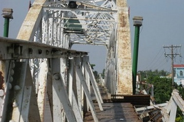 Bến Tre: Xà lan đâm lệch cầu Chợ Lách, giao thông đình trệ 