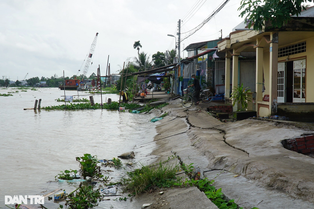 Đường có như không, dân nơm nớp lo nhà rơi vào miệng hà bá - 1 Đường có như không, dân nơm nớp lo nhà rơi vào miệng hà bá - 1