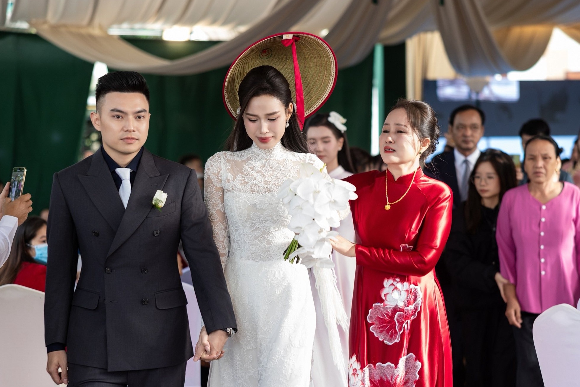 Hoa hậu Đỗ Thị Hà lên xe hoa về Quảng Trị, bố chú rể phát biểu xúc động - 2