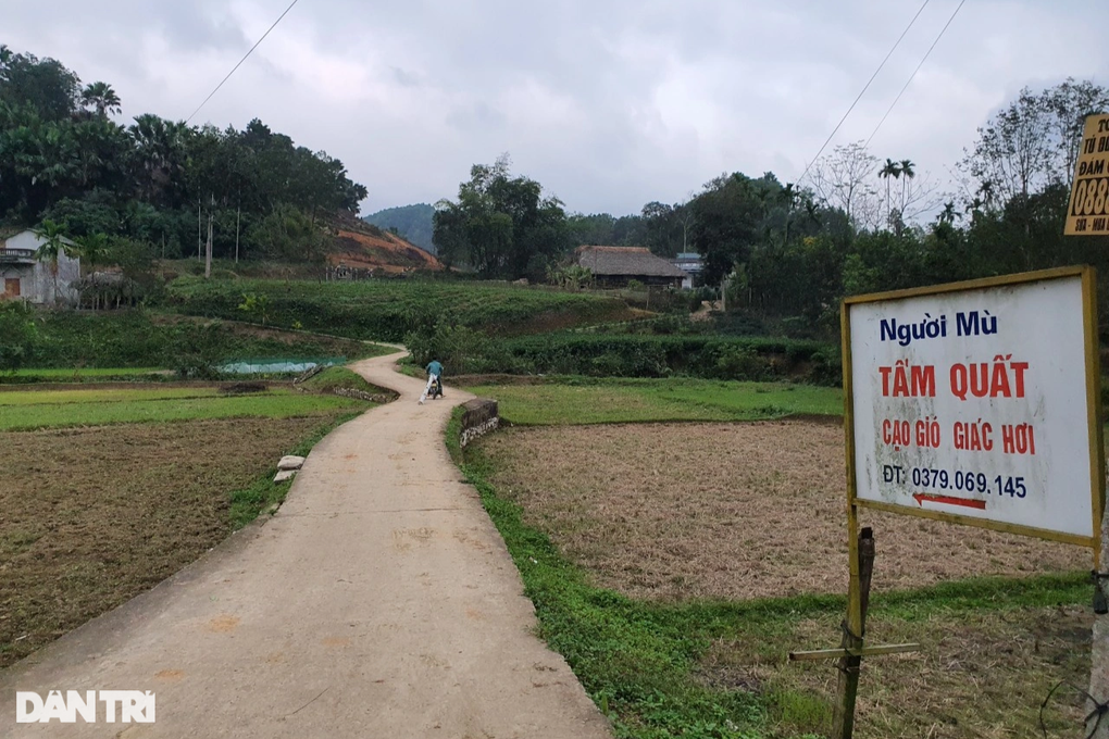 Nữ sinh khóc nghẹn ôm mẹ mù lòa: Con không có cha, xin cô bác giúp đỡ - 3 Nữ sinh khóc nghẹn ôm mẹ mù lòa: Con không có cha, xin cô bác giúp đỡ - 3