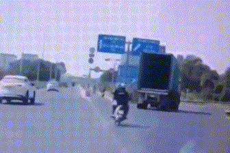 Xôn xao clip ô tô ôm cua, tông 2 người đi xe máy ở TPHCM