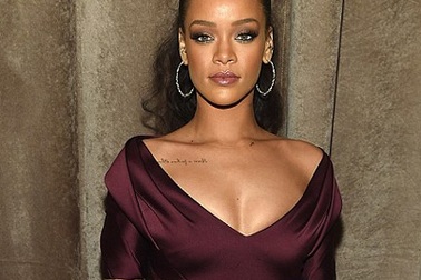 Rihanna bất ngờ mặc váy điệu đà, nữ tính